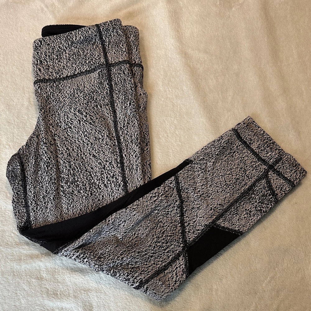 Lululemon-Black and Gray Patterned Leggings size 6